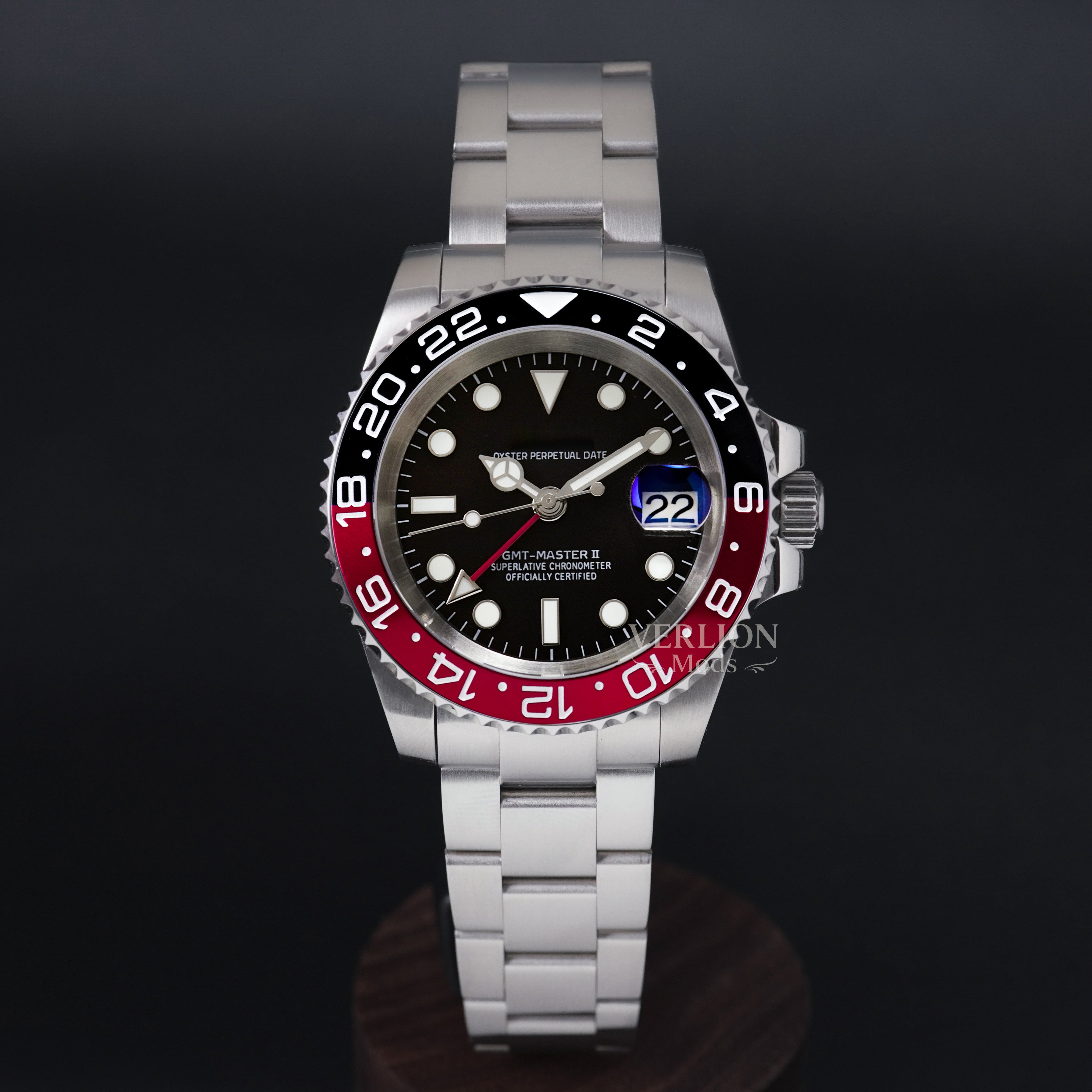 Black Red Traveler GMT 40