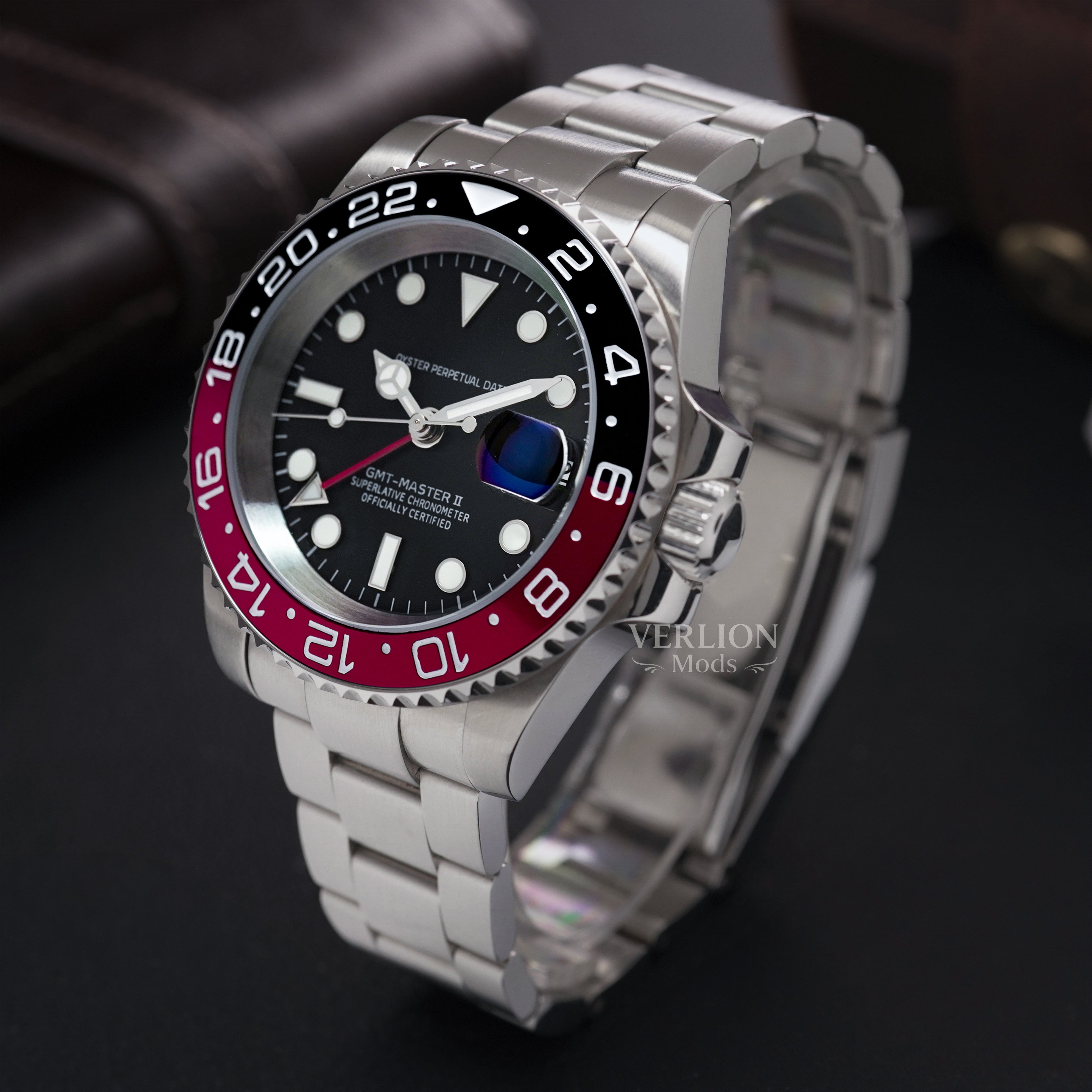 Black Red Traveler GMT 40