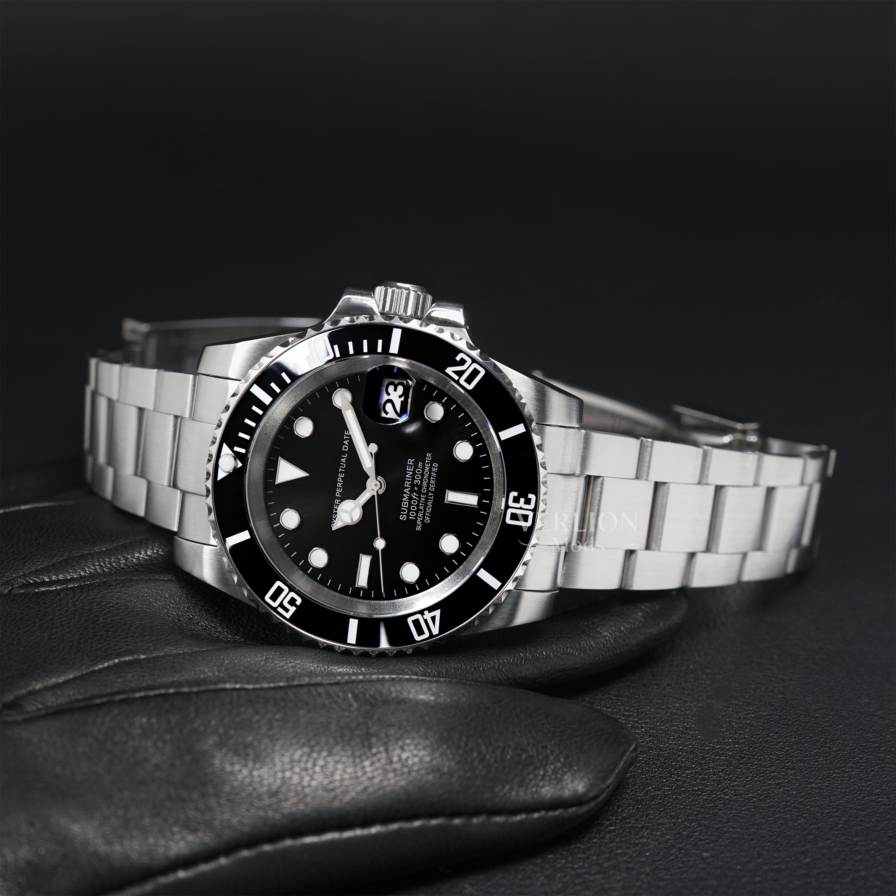 Black Diver 40 automatic dive watch
