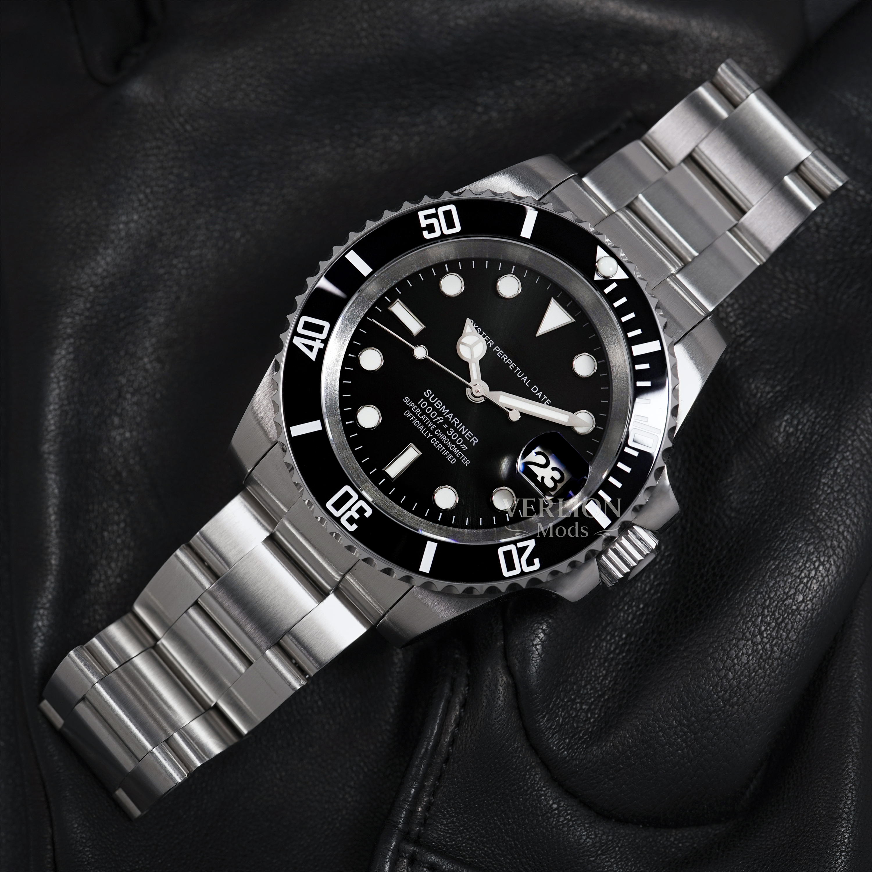 Black Diver 40 automatic dive watch