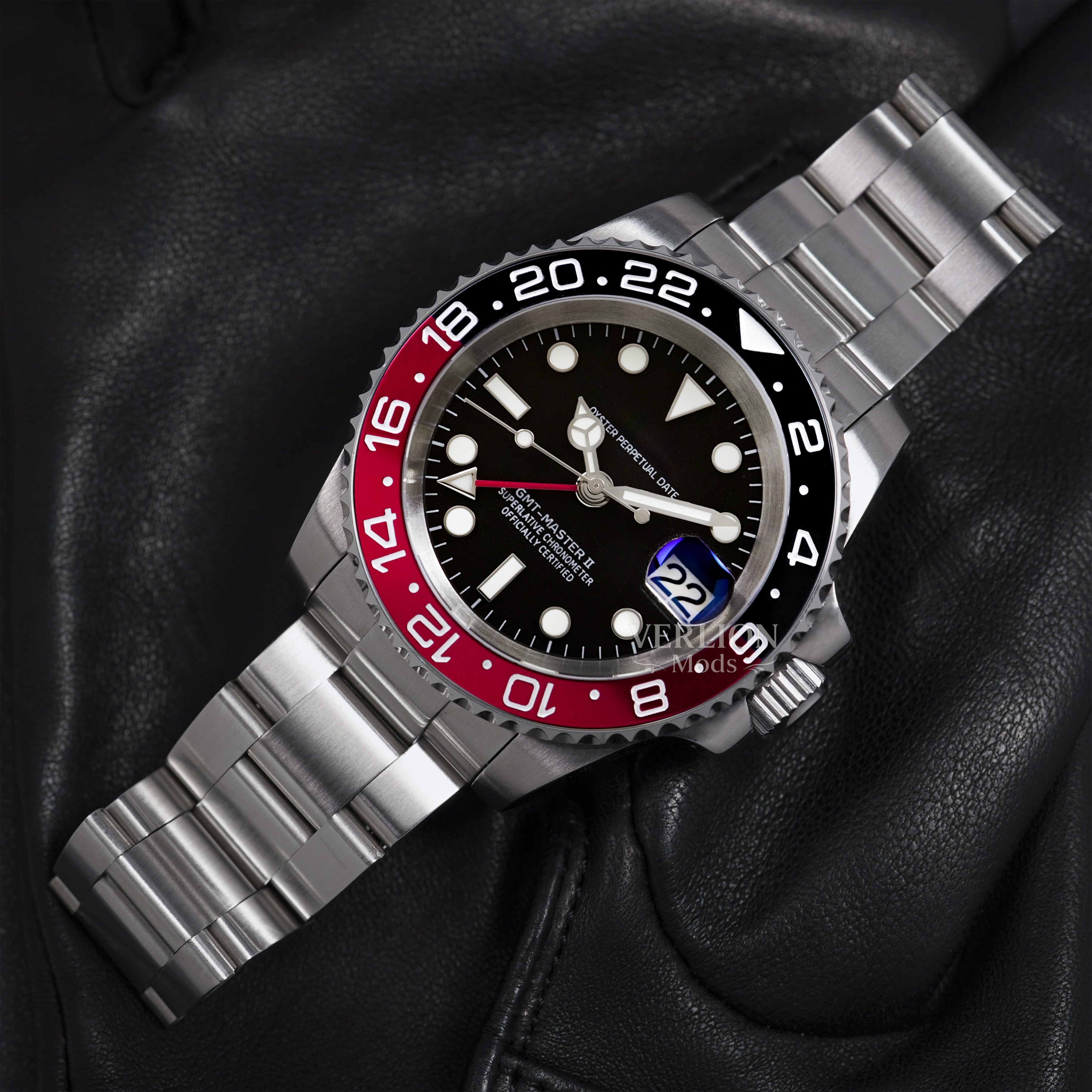 Black Red Traveler GMT 40