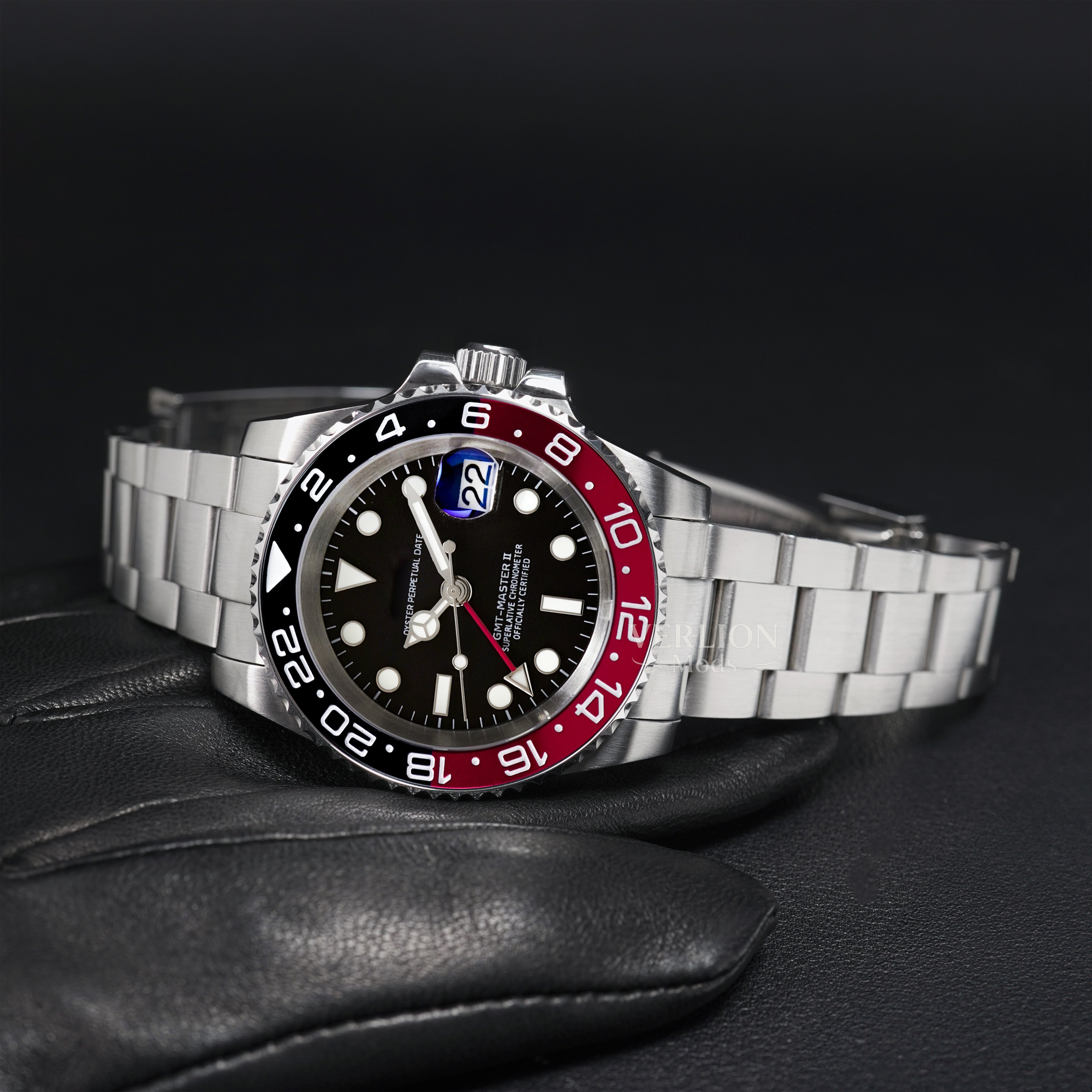 Black Red Traveler GMT 40