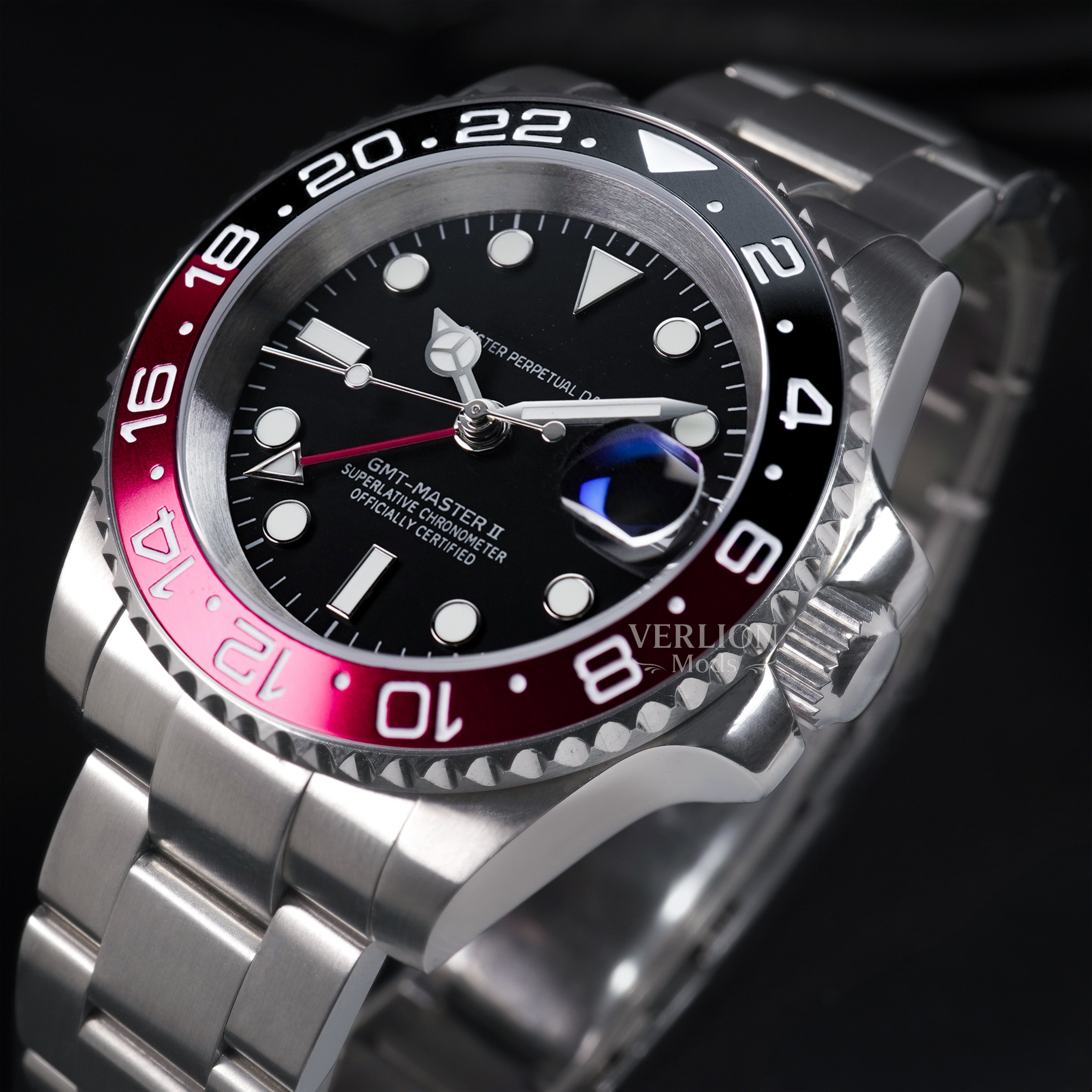 Black Red Traveler GMT 40