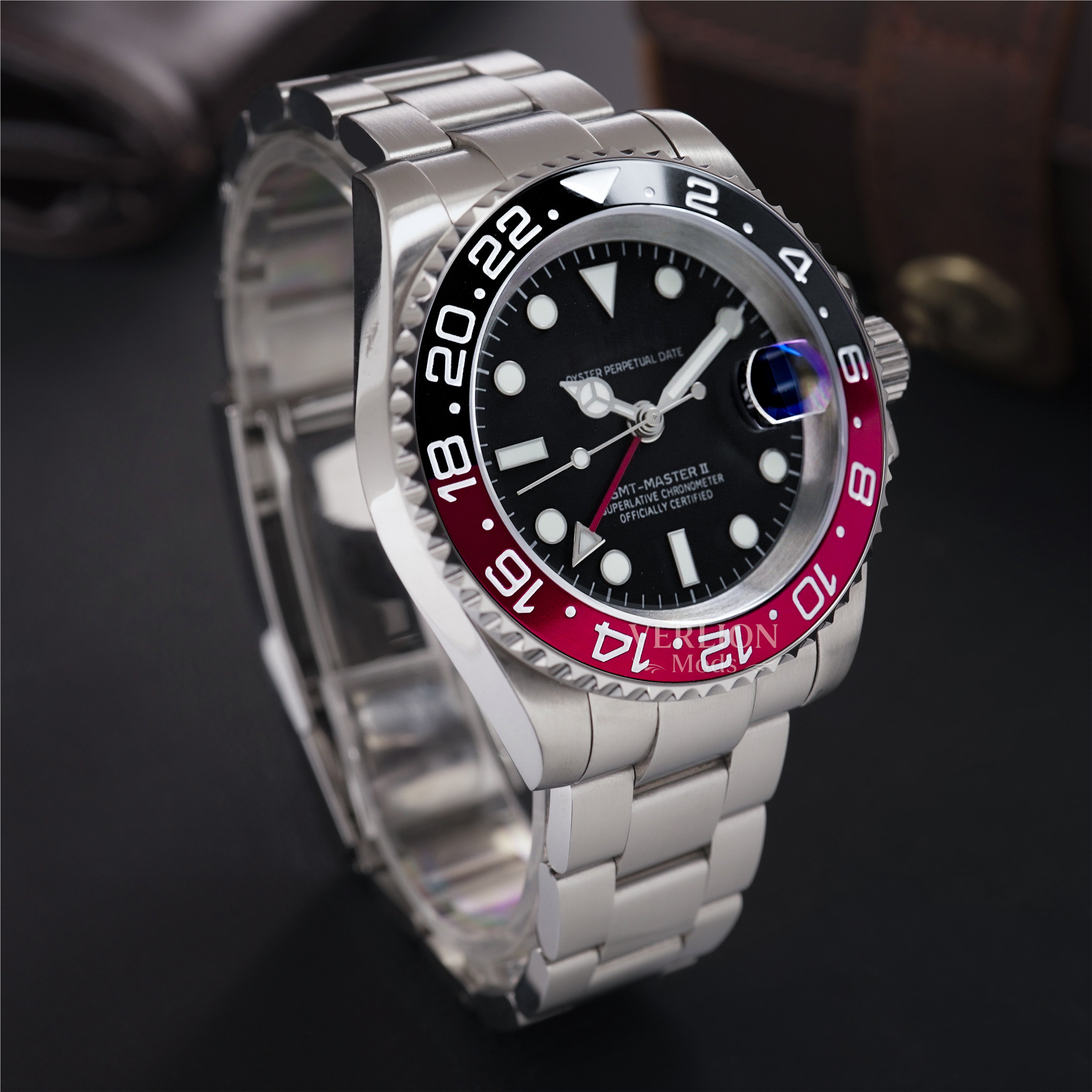 Black Red Traveler GMT 40