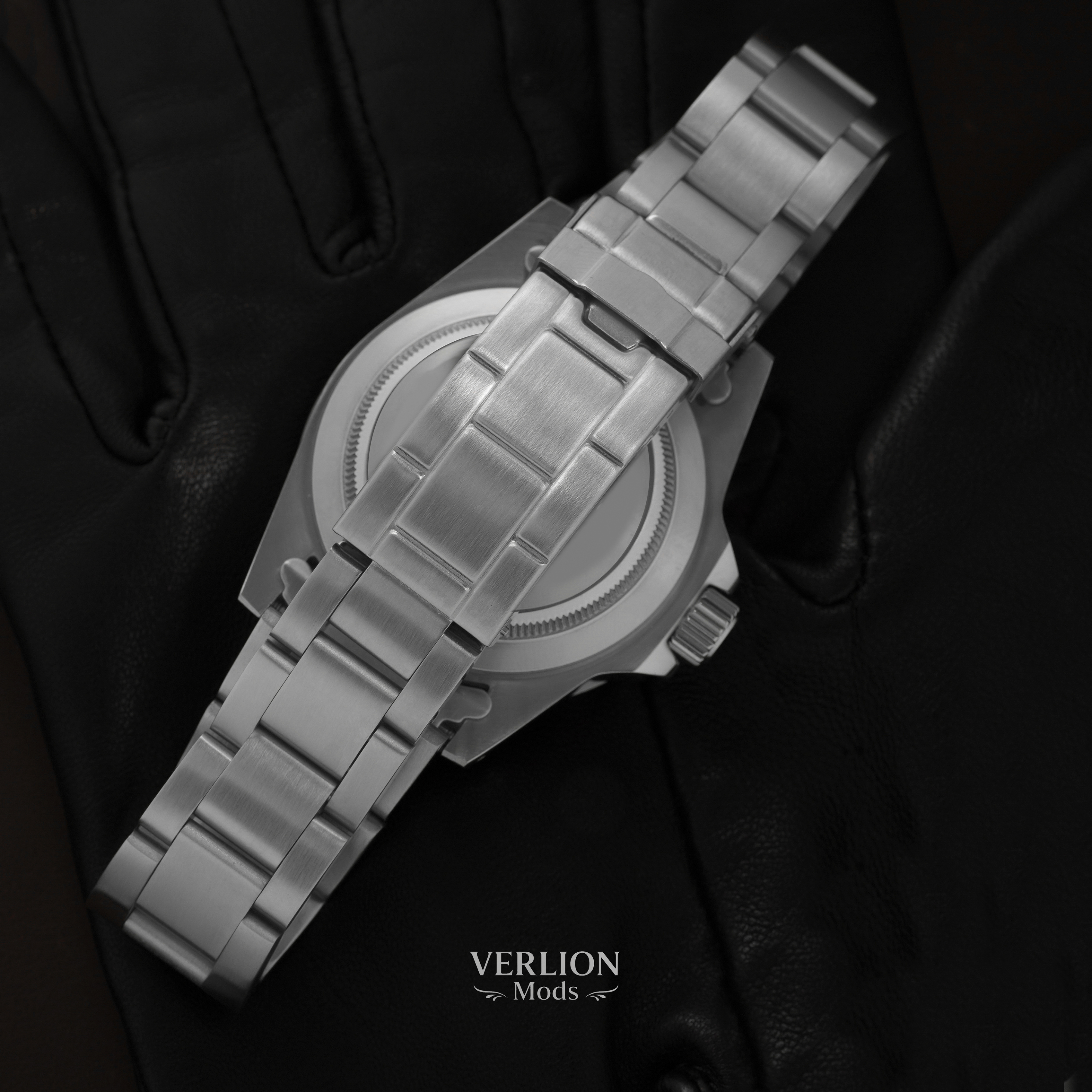 Scubamaster Vintage Redline Mercedes Edition spec callouts — sapphire crystal and 100m water resistance, Verlion Mods