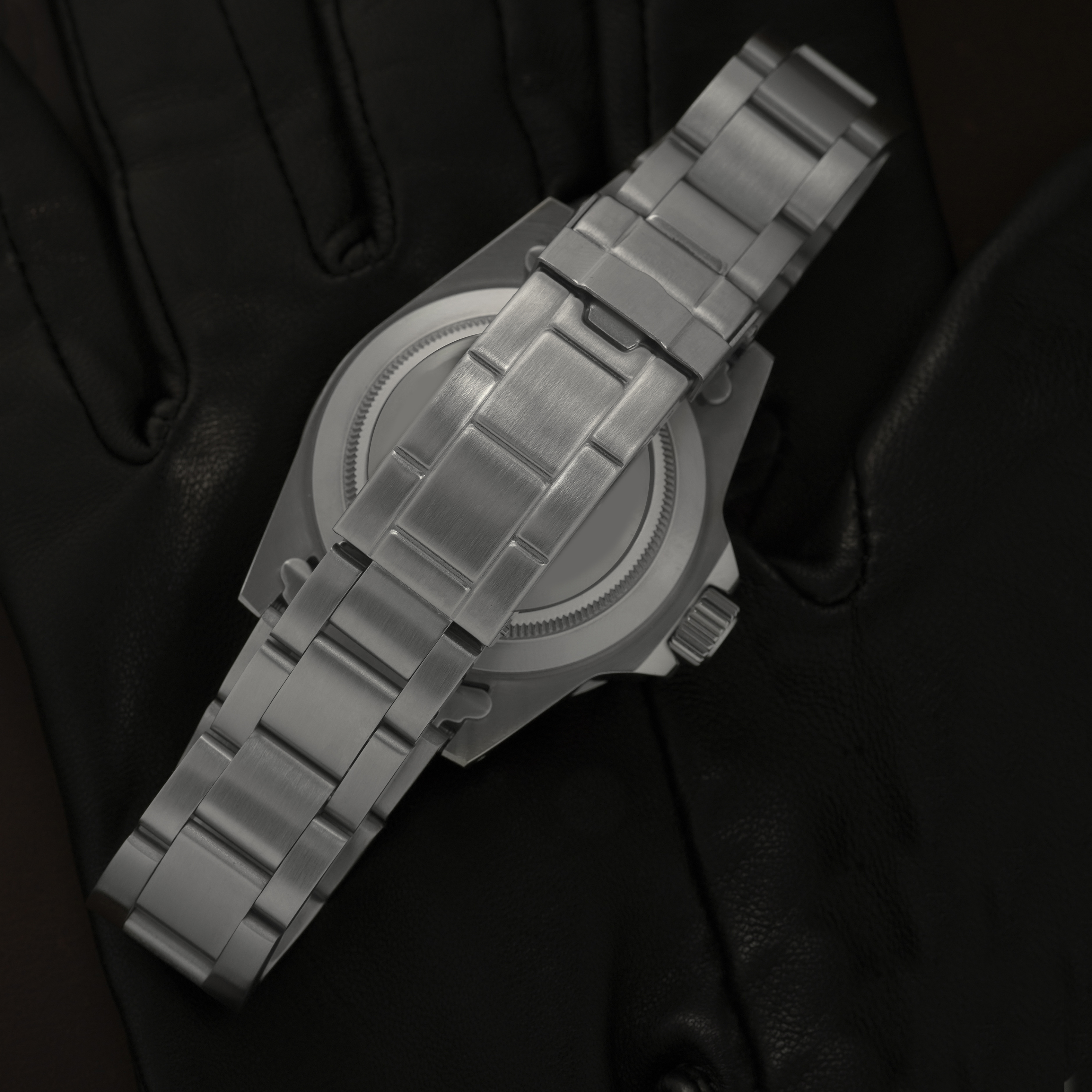 Scubamaster Vintage Redline Edition next to vintage diver inspiration — Verlion Mods heritage mod